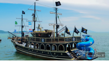 Passeio de barco pirata "Pirata do Porto".